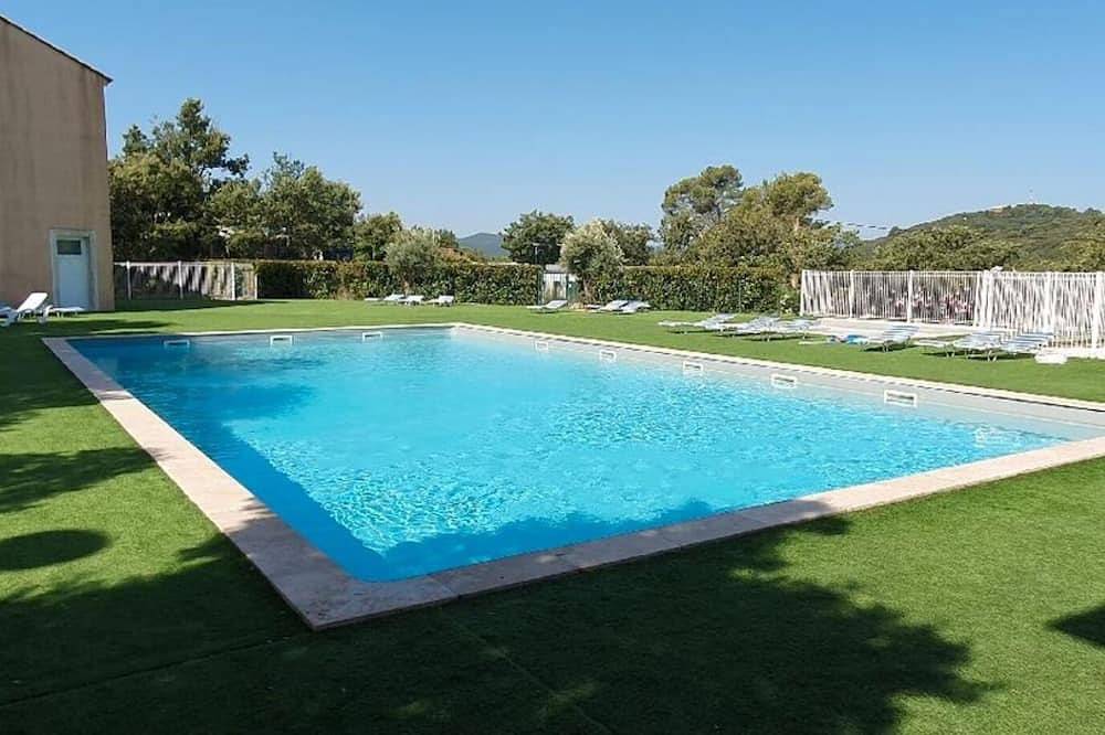 Chalet Au Calme 60M2,Terrasse 100M2, Sans Vis A Vis, Piscine. in Rocbaron, Côte méditerranéenne (France)