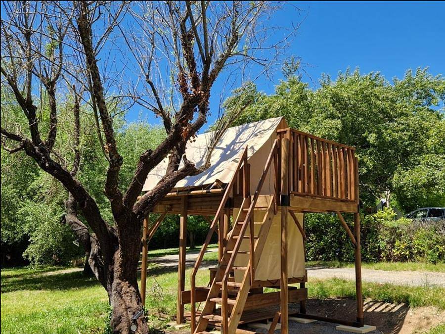 Camping D'auberoche - Tente en toile et en bois 2 personnes - Tente Bivouac sur pilotis bois et toile, sans sanitaires pour 2 personnes in Le Change, Périgord Blanc