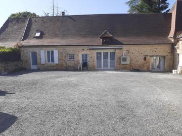 Location de vacances pour 4 personnes, avec vue ainsi que piscine et jardin à Le Bugue