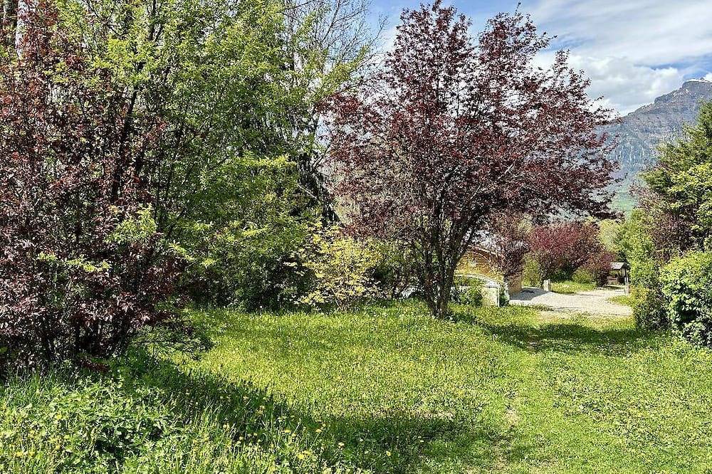 Chalet with private garden in the heart of nature, just a few metres from the ski slopes in Saint-Léger-les-Mélèzes, Écrins National Park