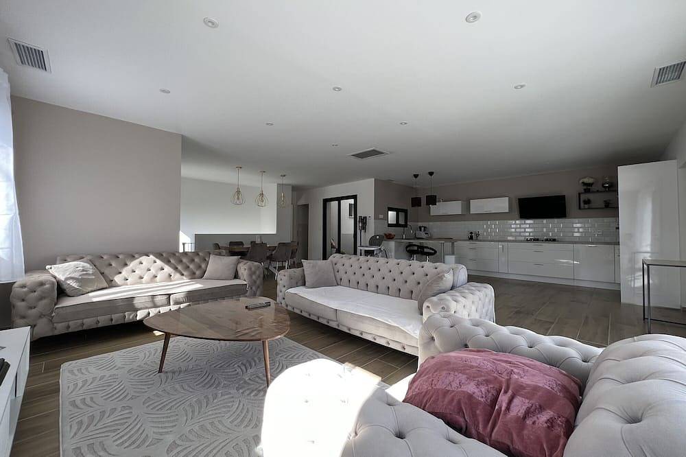 Villa 'Le Ruisseau' mit Bergblick, Wi-Fi und Klimaanlage in Belgentier, Toulon Region