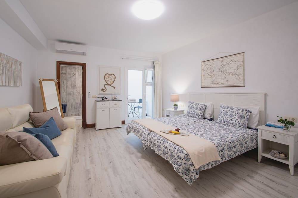 Frontline Villa 25, Modern Coastal Design with Amazing Views in Puerto Calero, Yaiza