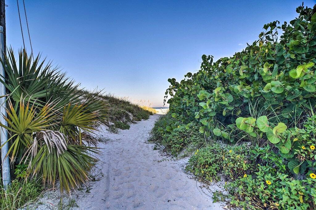 Coastal 'Sea Side' Townhome - Walk to Beach! in Clearwater Beach, Clearwater