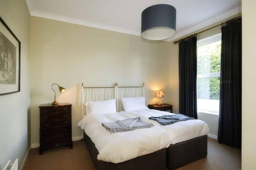 Clifden's premier holiday home with heated pool + sauna - sleeps 24 in Clifden, Connemara