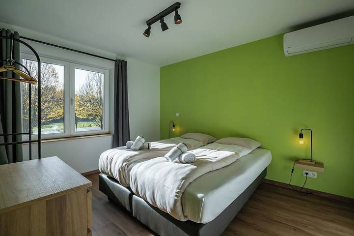 Entièrement rénovée en 2025, la luxueuse maison de vacances « Le Havre de la Forêt » accueille jusqu'à 12 personnes et offre un confort exceptionnel avec ses six chambres, son grand jardin privatif et son bain nordique au cœur des Ardennes. in Dochamps, Manhay