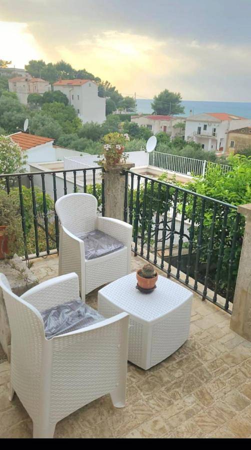 Casa vacanza per 3 persone, con Balcone e Terrazza nonché Giardino e Panorama a San Menaio