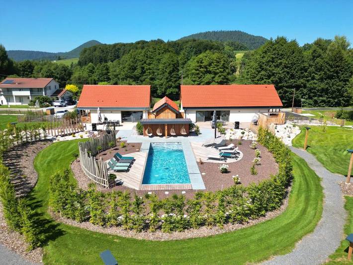 Location de vacances pour 4 personnes, avec jacuzzi et piscine ainsi que sauna et jardin à La Chapelle-devant-Bruyères - 2
