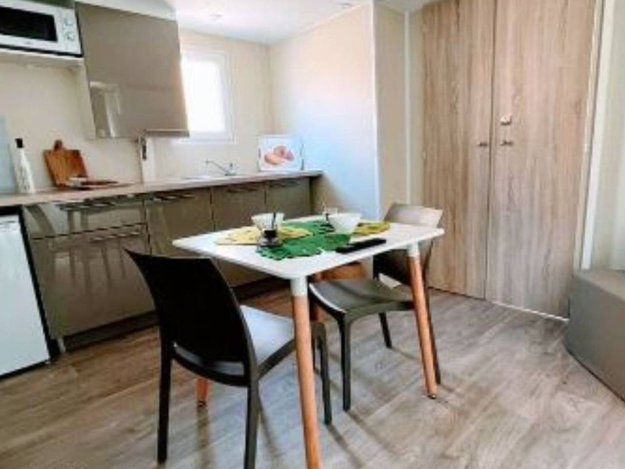 Cozy Mobil Home avec Terrasse pour 2 à La Seyne-sur-Mer in La Seyne-sur-Mer, Côte méditerranéenne (France)
