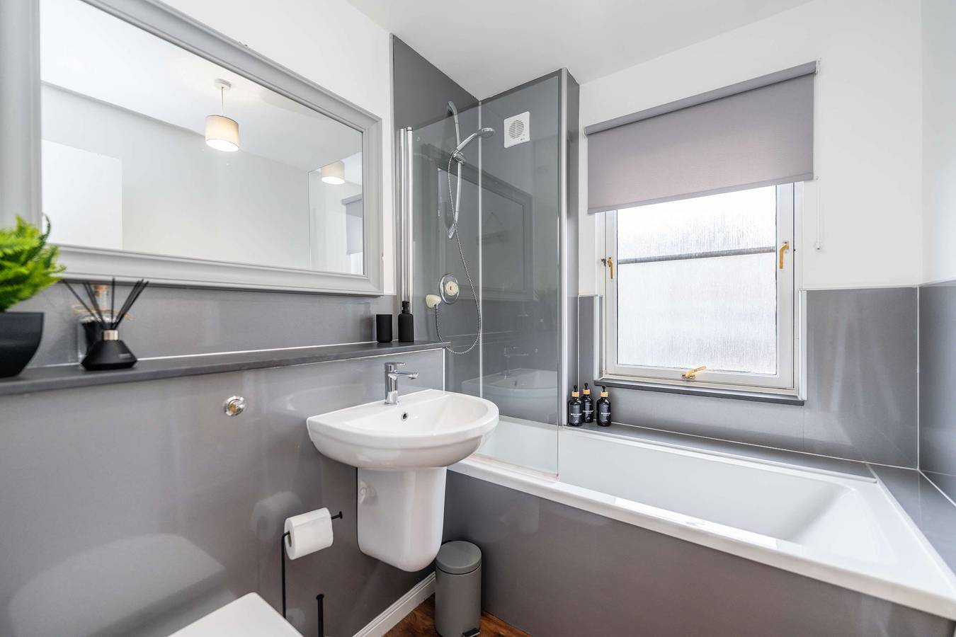 Entire apartment, Stylish 2Br  -Free Parking -Near Shops and Cafes in Aberdeen, Aberdeenshire