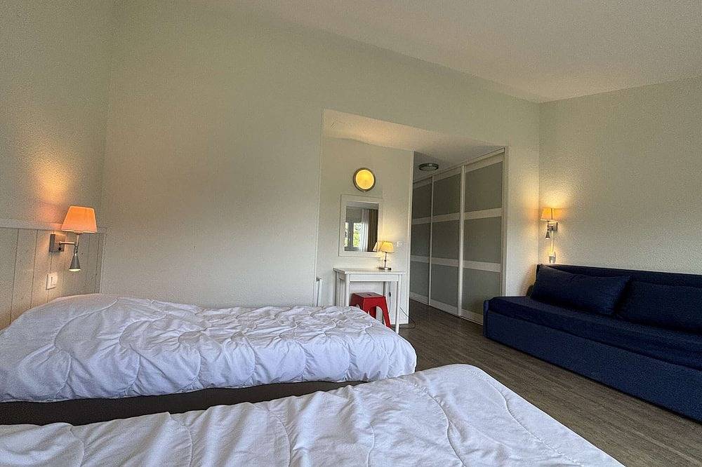 Entire apartment, 2-Room Apartment with Pool & Spa, Sleeps 4, Saint Martin de Ré in Saint-Martin-de-Ré, Ile de Re