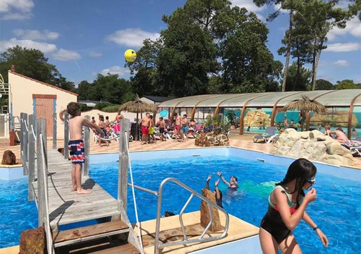 Camping pour 6 personnes, avec terrasse ainsi que piscine et jardin à Jard-sur-Mer