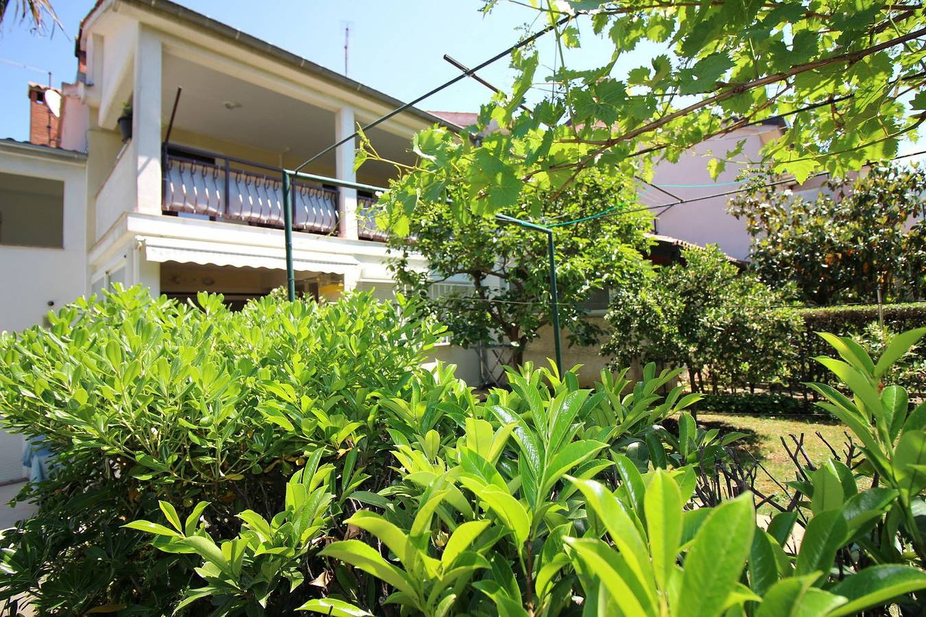 Ganze Wohnung, Lichtdurchflutetes Apartment nur 400 Meter zum Strand mit Meerblick, Wifi, Klimaanlage in Poreč, Grad Poreč