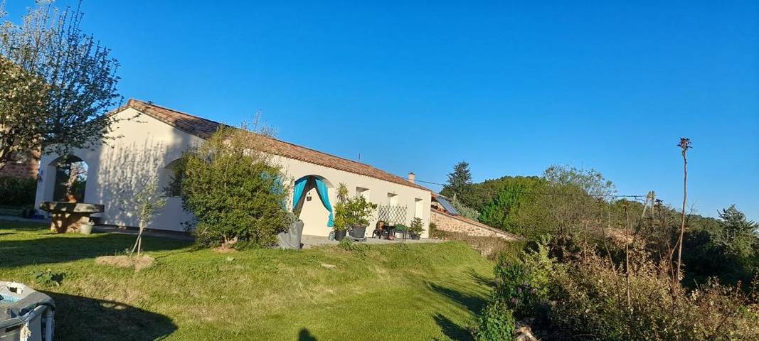 Gîte pour 3 personnes, avec jardin ainsi que piscine et vue à Payzac (Ardèche)