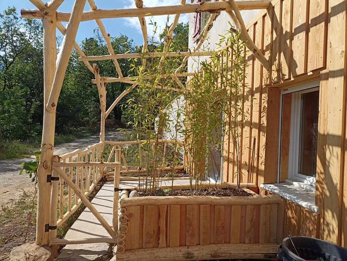 Gîte pour 3 personnes, avec vue et terrasse à Aujac