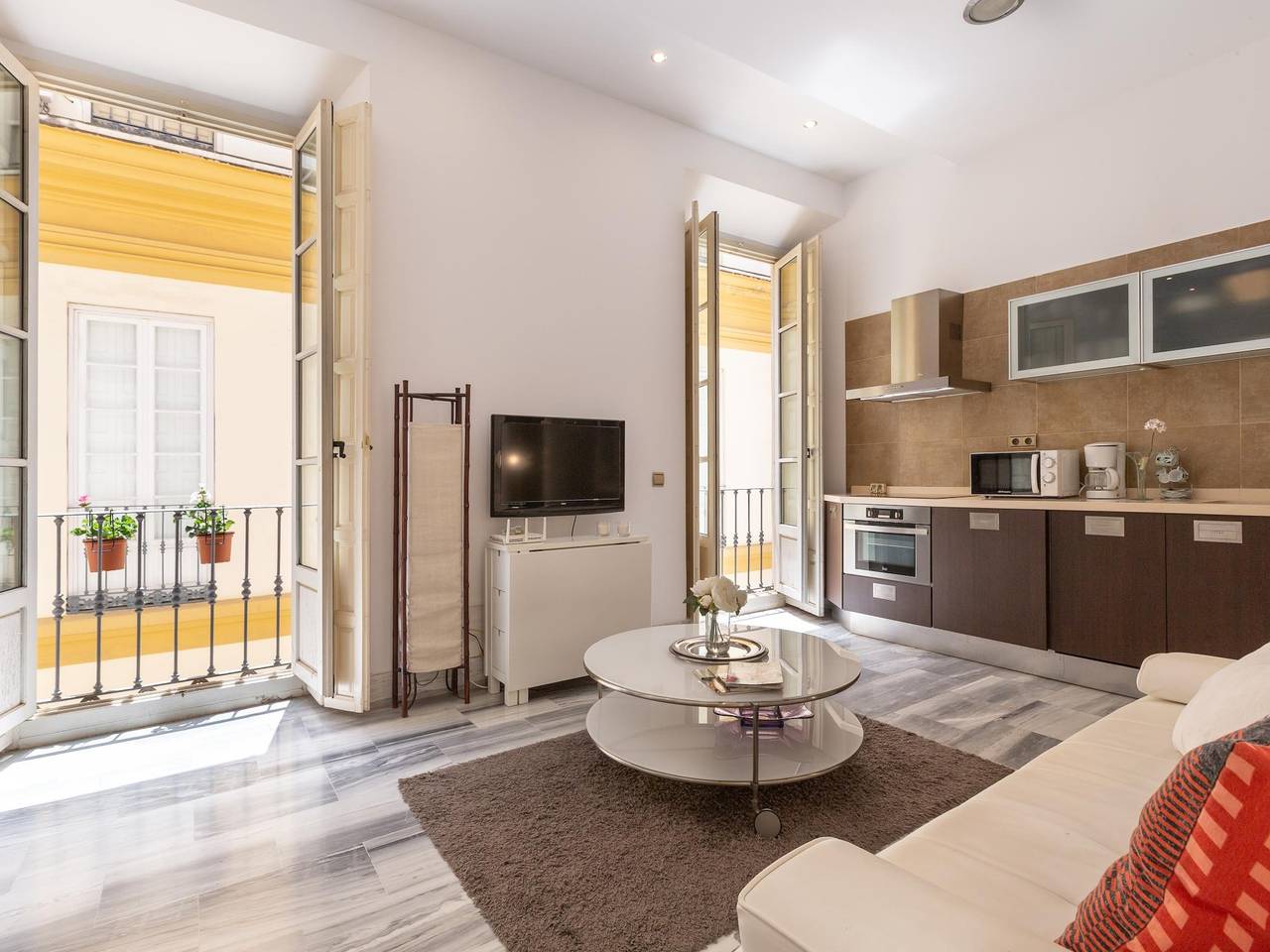 Entire holiday apartment, Apartment overlooking Plaza de la Merced in the building where Picasso was born in Málaga Central District, Malaga