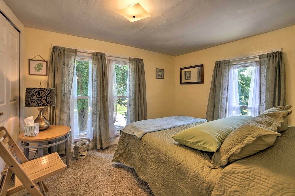 Bbq, Fire Pit & Yard: Family Home in Adrian in Lenawee County