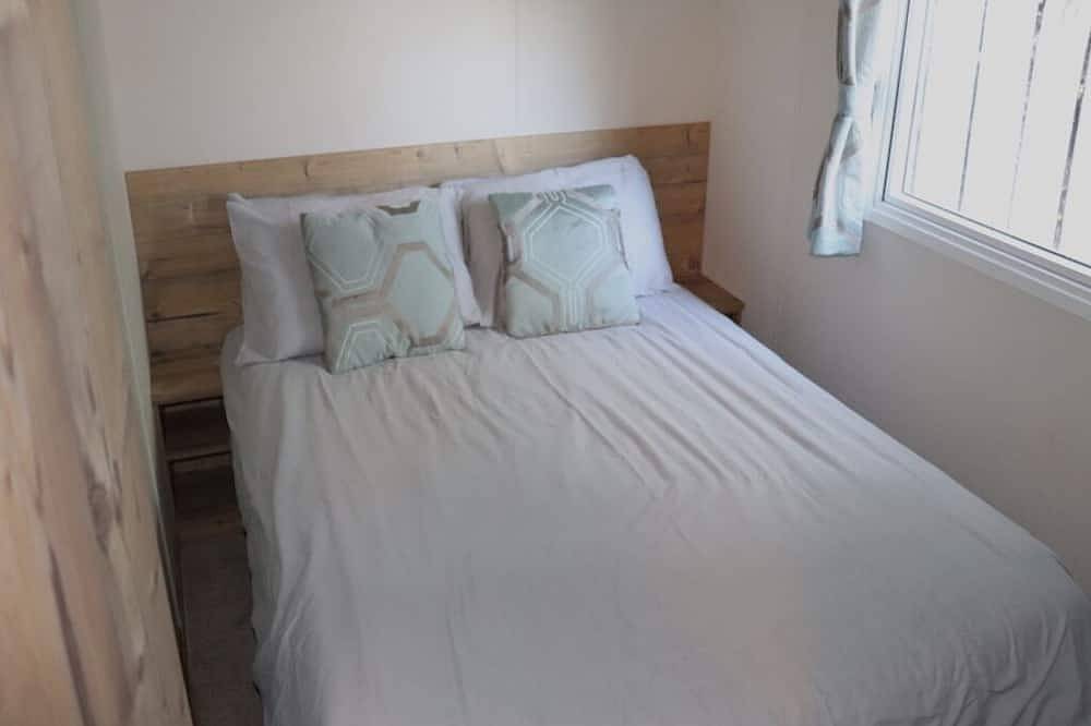 Snowdrop Lovely caravan, veranda and dogs stay free at Rockley Park Poole Dorset in Poole, Poole Harbour