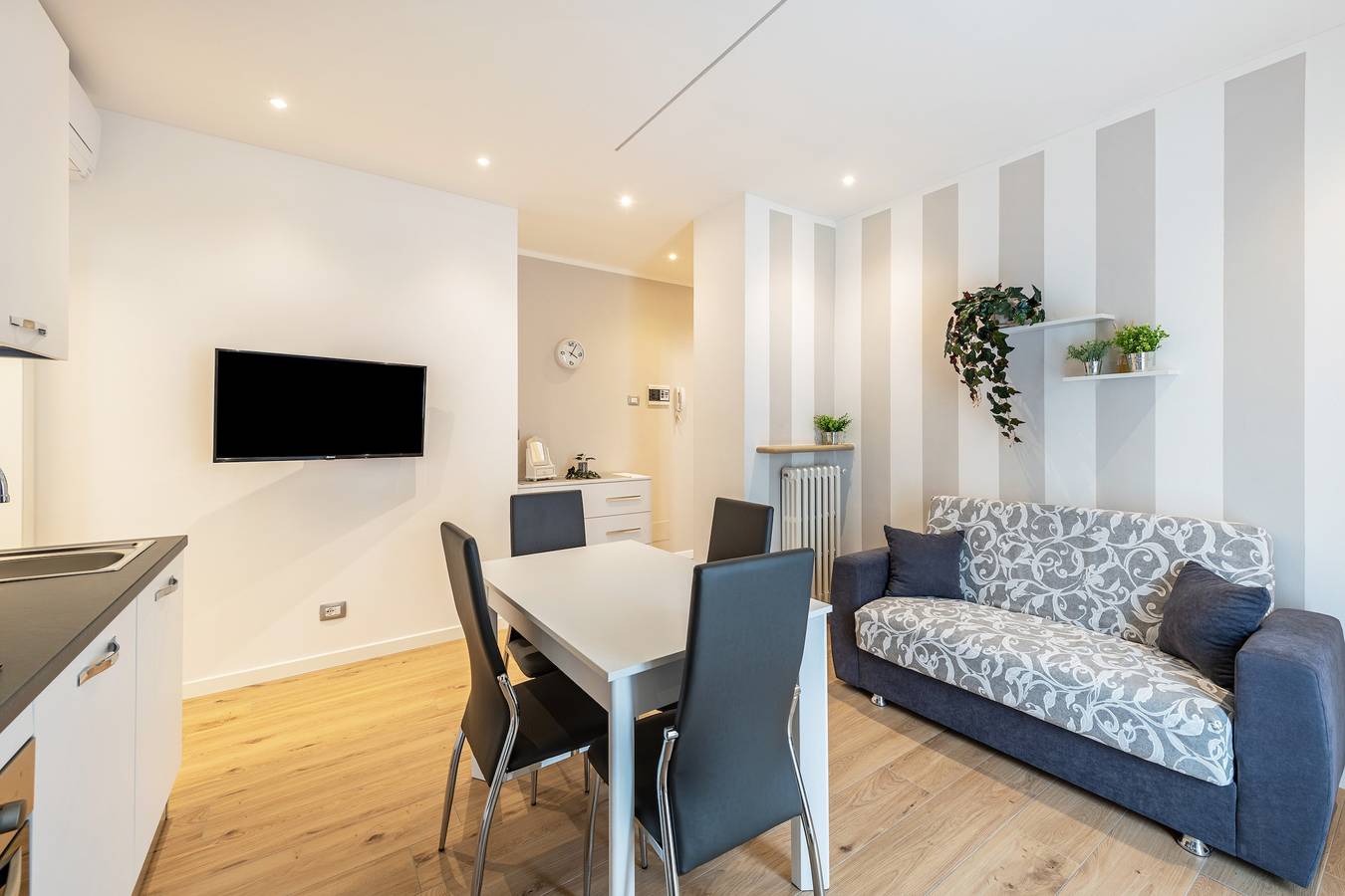 Entire apartment, Holiday Apartment 'New Casa Ilaria' near Center with Garden & Wi-Fi in Torri del Benaco, Garda Mountains
