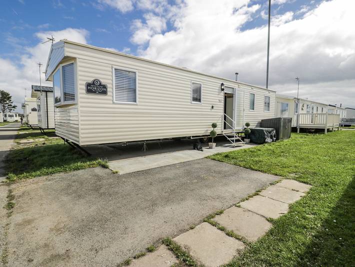 Caravan for 8 people, with garden and pool in Rhyl