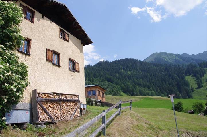 Ferienhaus für 7 Personen, mit Balkon und Terrasse sowie Ausblick in Safiental