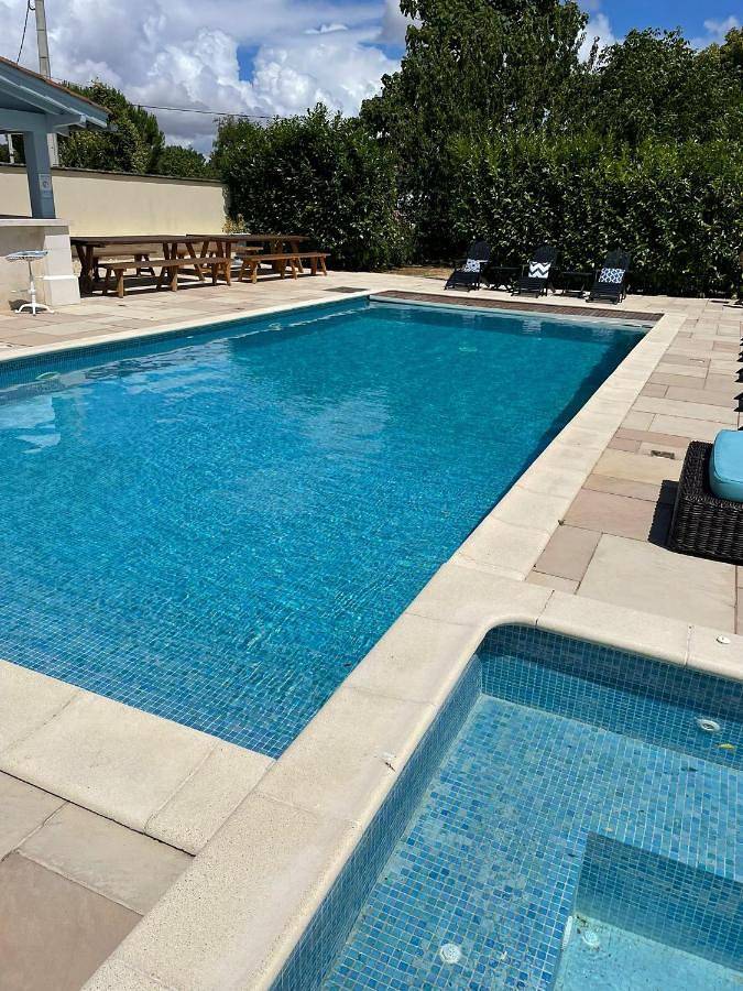 Location de vacances pour 2 personnes, avec piscine et jardin ainsi que terrasse et vue à Aulnay - 2