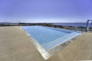Gîte pour 4 personnes, avec piscine et balcon, adapté aux familles à Saint-Laurent-du-Var