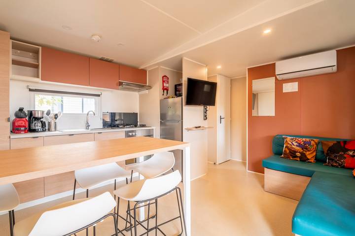 Camping pour 6 personnes, avec jacuzzi ainsi que bassin pour enfant et balcon, adapté aux familles à Vendres