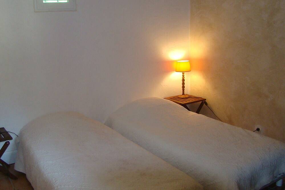 Entire Apartment Attached To The Main House in Belgentier, Mittelmeerküste (Frankreich)