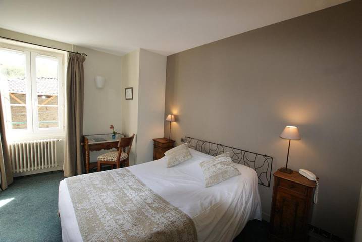 Hôtel pour 4 personnes, avec jardin à L'Isle-d'Abeau - 2