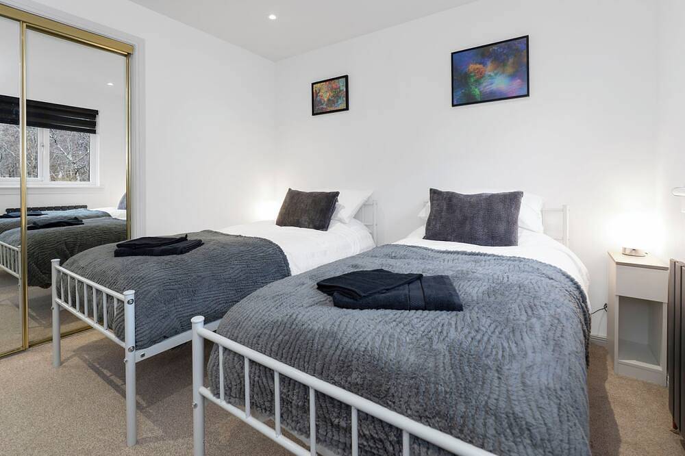 Stylish 3-Bed Home with Private Garden in Airdrie in Nord Lanarkshire