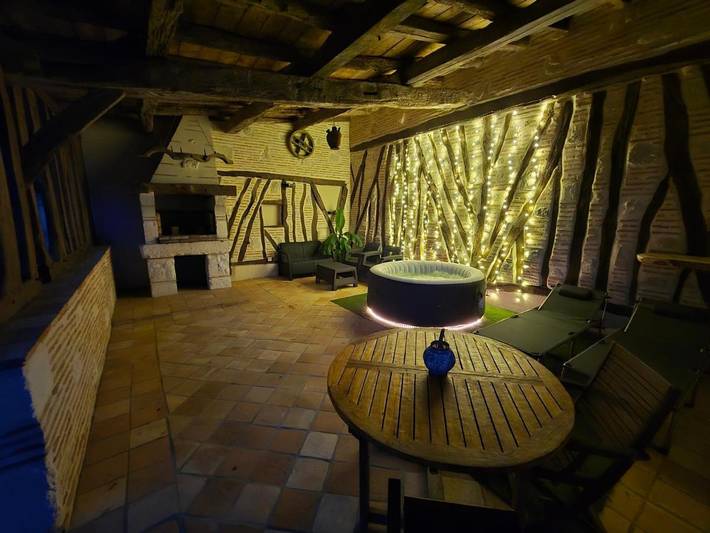 Gîte pour 4 personnes, avec Jacuzzi et Terrasse ainsi que Jardin et Vue à Tombebœuf