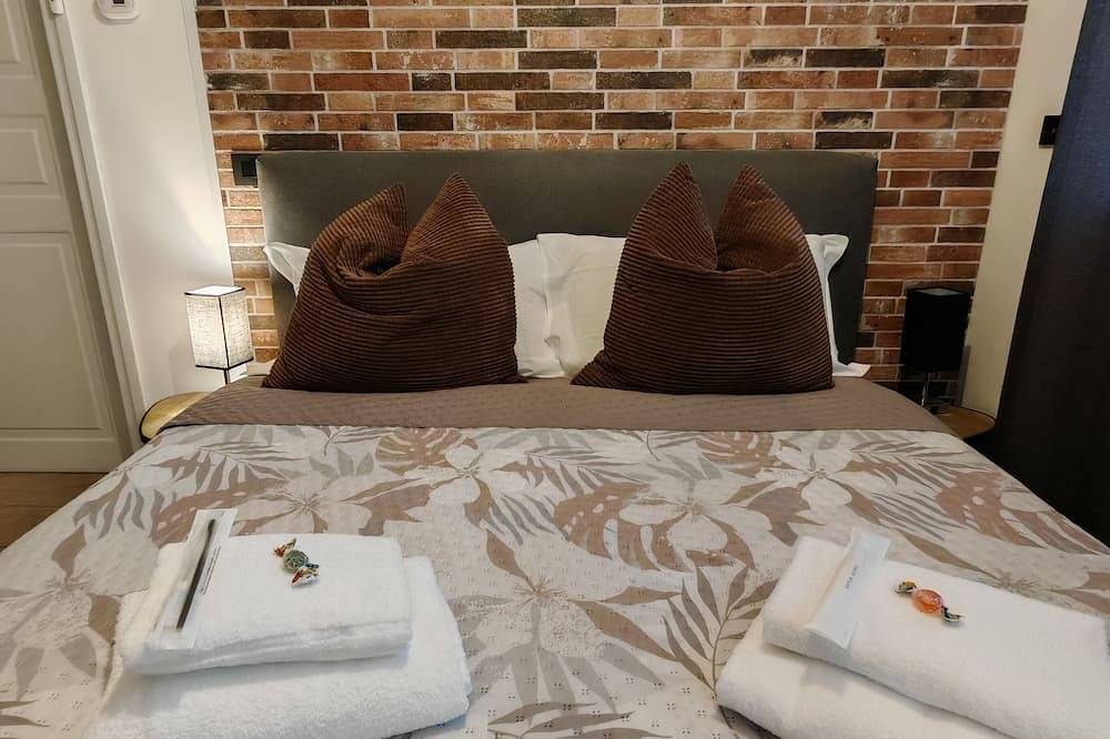 1)Room with private bathroom, 8 minutes from Milan Malpensa Airport. in Gallarate, Varese Provinz