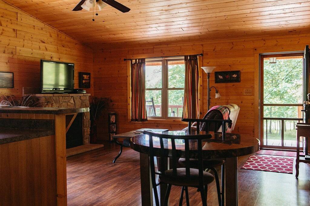 Romantic Cabin w/ Hot Tub Near Carbondale in Illinois