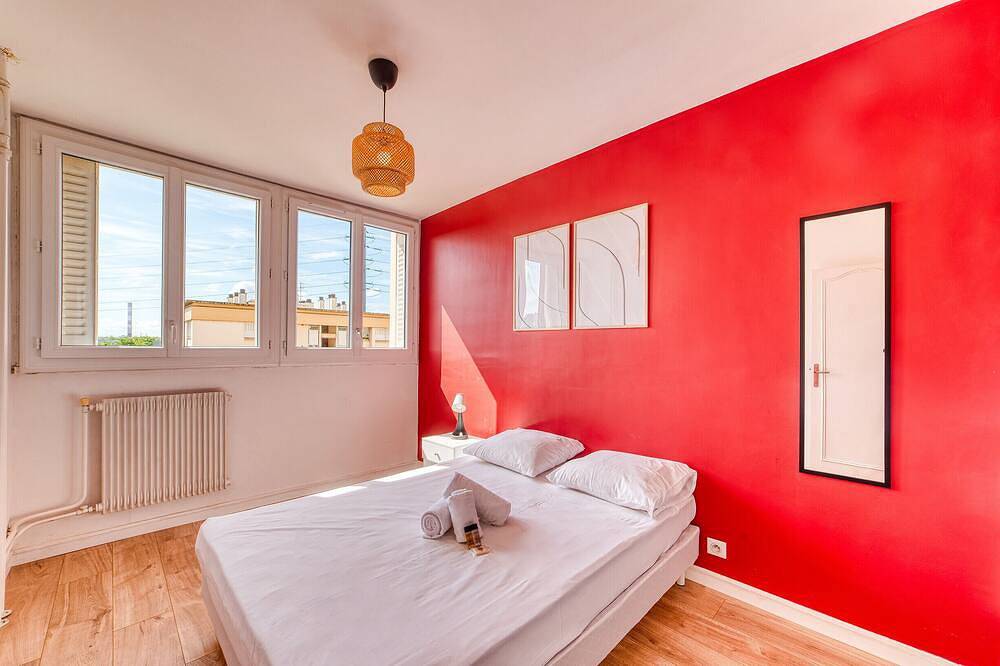 Appartement entier, Le Grand Voyageur - 3 chambres - Parking privé - Métro in Vénissieux, Lyon et ses environs