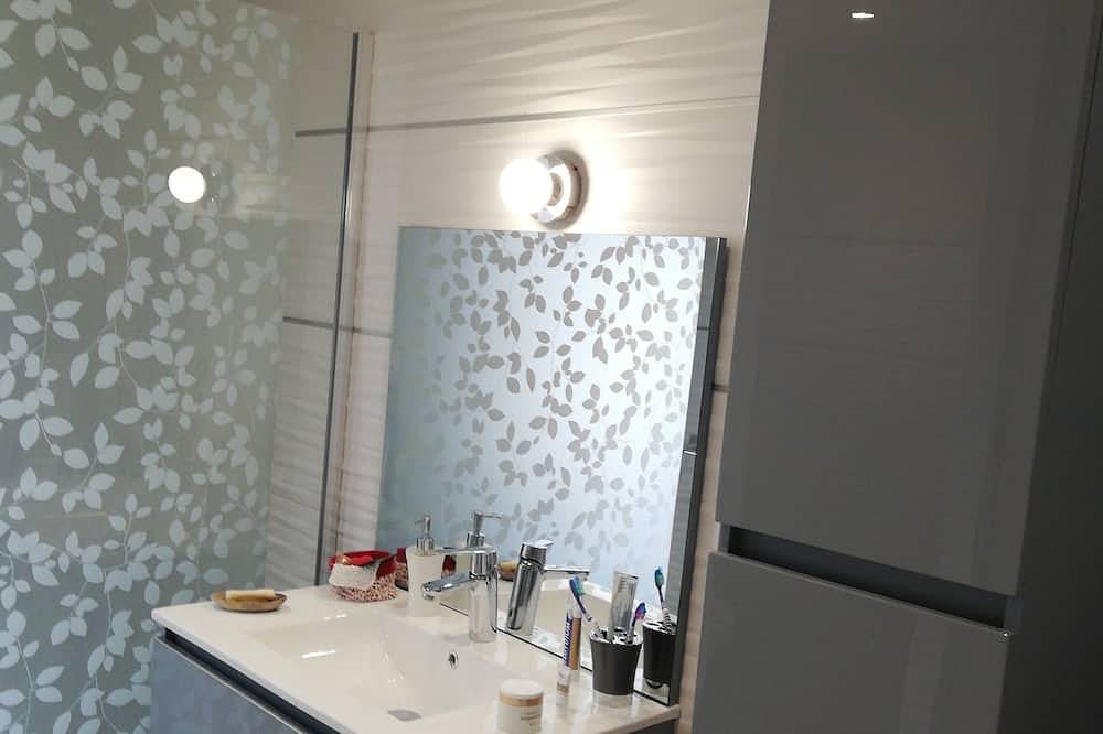 Entire apartment, House with garden, walking trails Between land and sea 20 minutes, in Cournonterral, Côte d'Améthyste