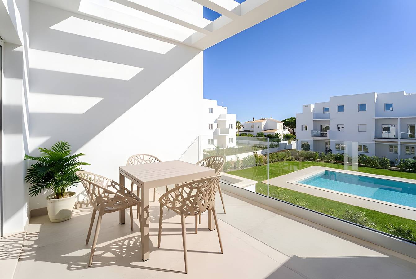 Entire apartment, Apartment 'Los Drogos, Building A, Penthouse B' with Pool, Garden and Shared Wi-Fi in La Barrosa, Chiclana de la Frontera