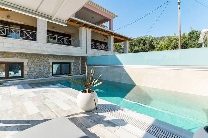 Ferienhaus für 4 Personen, mit Balkon und Terrasse sowie Pool