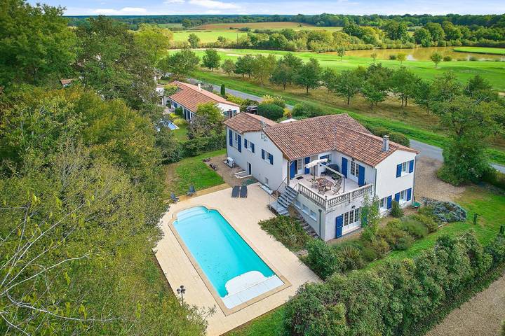 Ferienhaus für 8 Personen, mit Terrasse und Garten sowie Pool in Les Forges