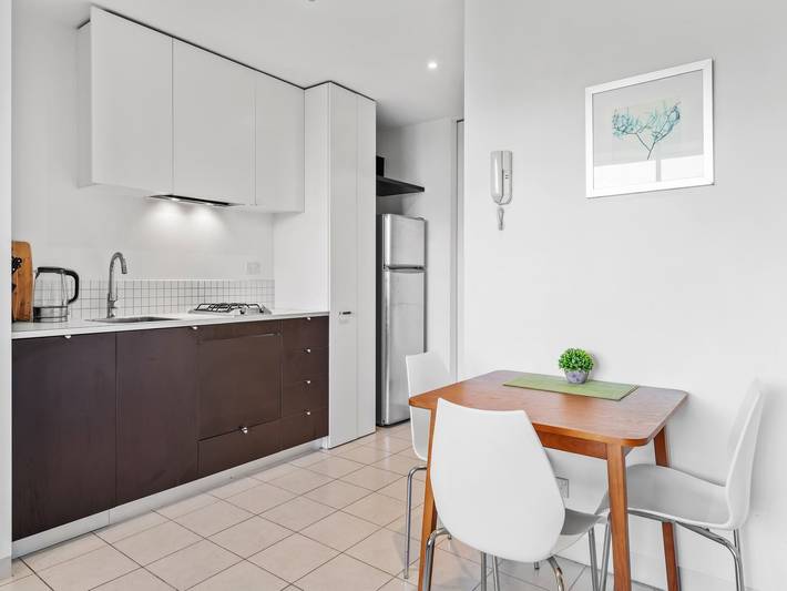 Ganze Wohnung, Zentrales 1-Bett-Apartment mit sicherem Parkplatz in Carlton (Melbourne), Melbourne