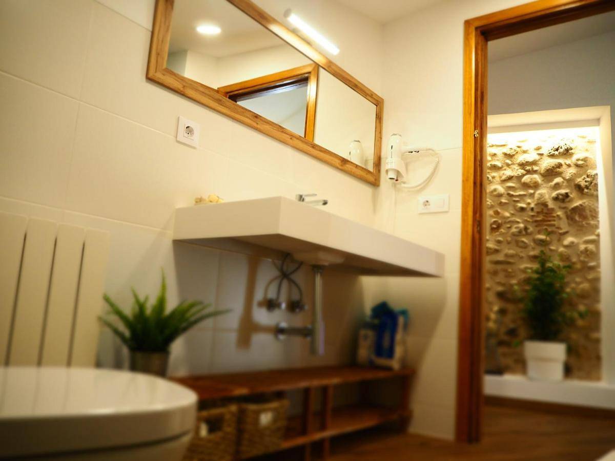 Three-Bedroom House in Navata, Oberampurien