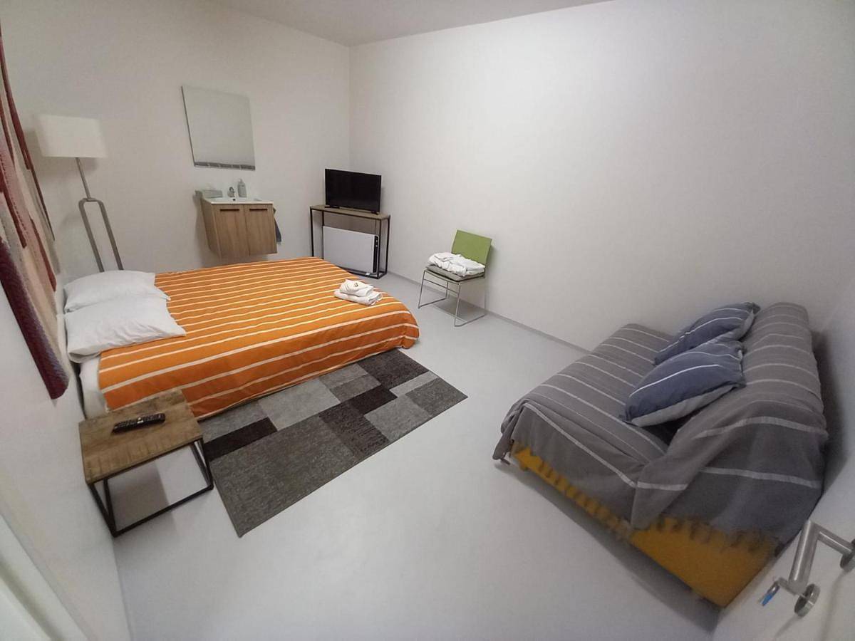 Chez Jean-Claude Chambre 4 personnes Un lit et un divan lit in Wavre, Province du Brabant wallon