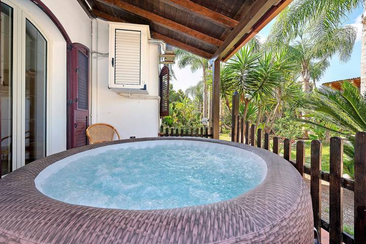Typical Salento Villa on the Coast with Jacuzzi in Santa Cesarea Terme, Lecce Province