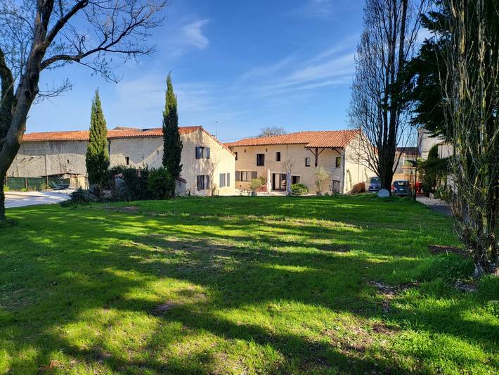 Location de vacances pour 2 personnes, avec Jardin et Piscine à Siecq