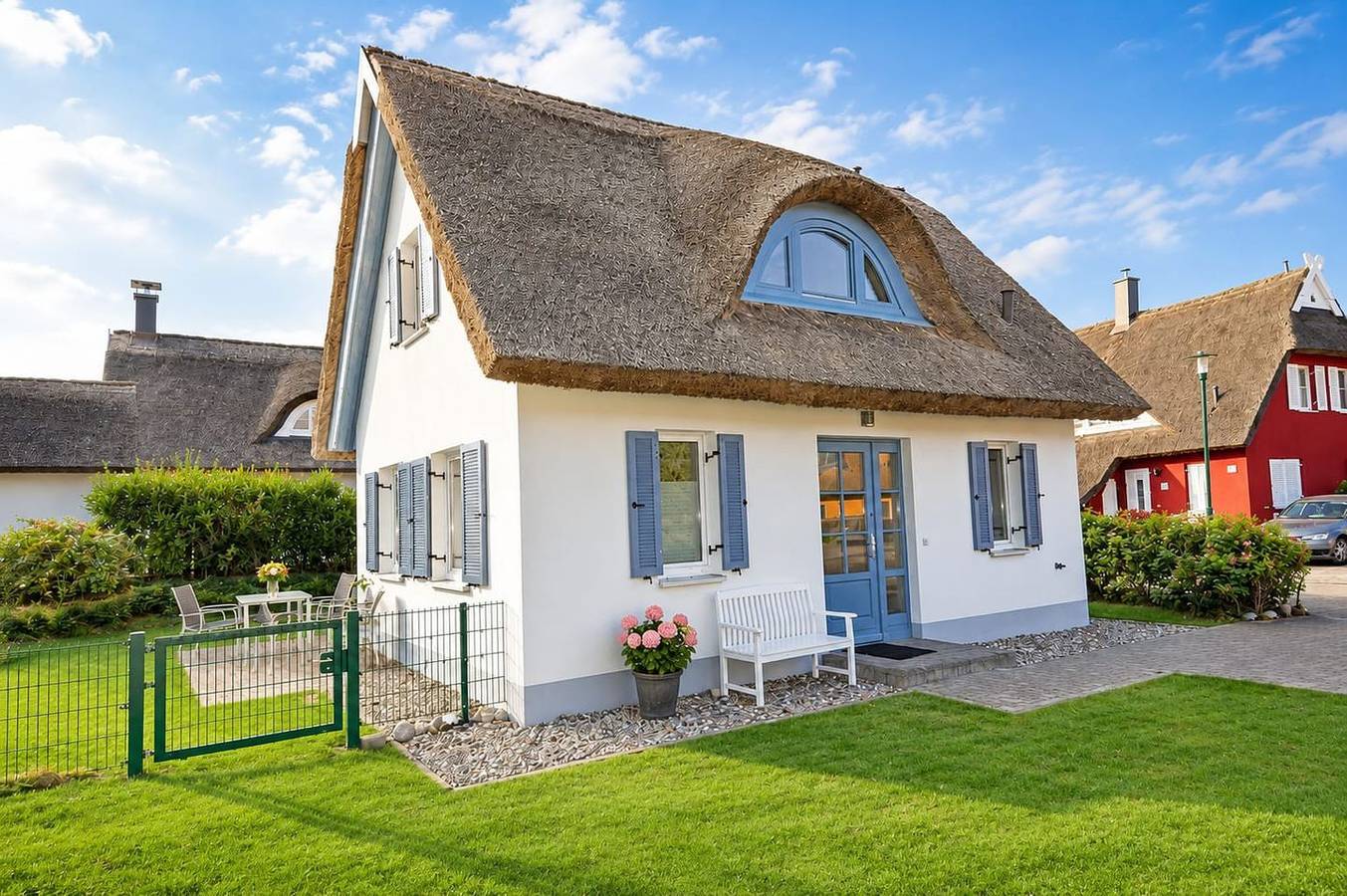 Ferienhaus mit umzäunten Grundstück, ca. 200m zum Sandstrand, Haustiere willkomm in Glowe, Rügen