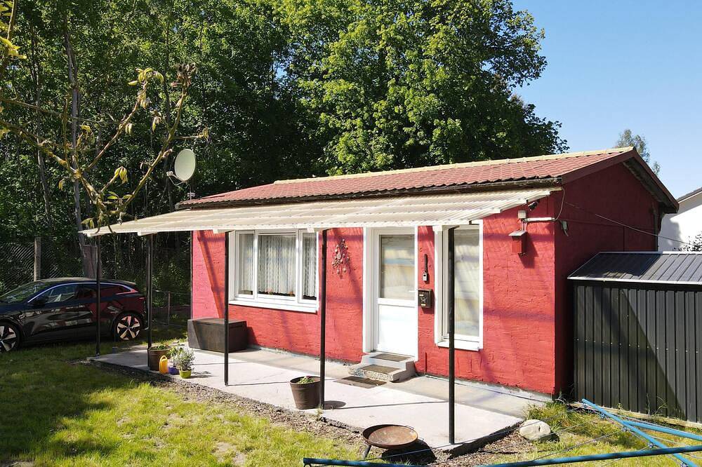 Der Ferienbungalow südlich vom Seebad Zinnowitz. Auf einem goßen Grundstück in Neuendorf (Usedom), Lütow