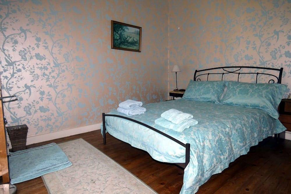 Centrally Located Traditional Townhouse With Modern Amenities and Pretty Garden in Dinan, Dinan region