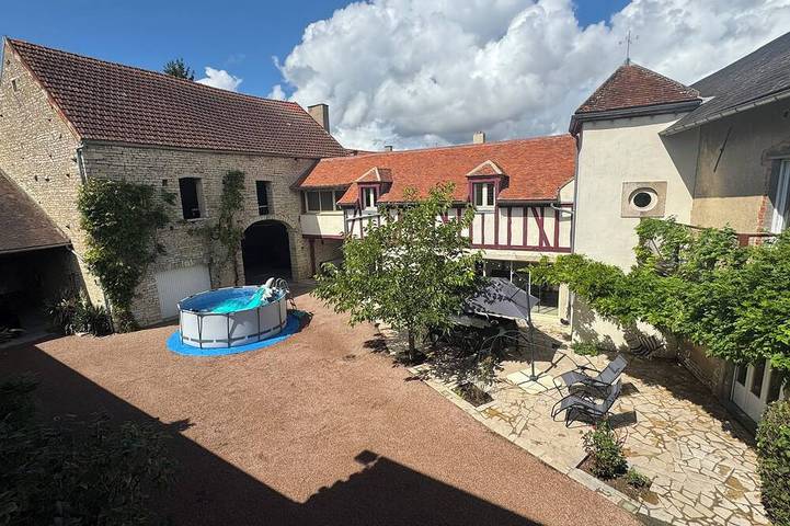 Location de vacances pour 17 personnes, avec Balcon ainsi que Jacuzzi et Jardin dans Nitry
