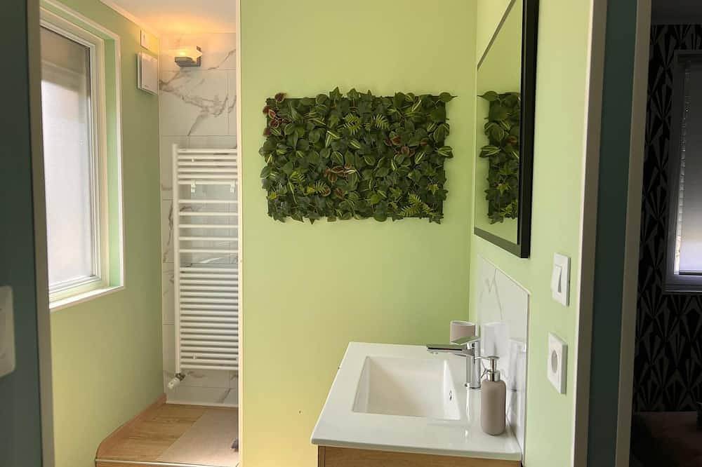 Appartement entier, Monacella, appartement T2 avec jardin à 10 min d'Issoire. Confortable et calme. in Nonette, Région de Besse-et-Saint-Anastaise