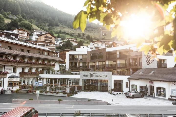 Hotel, mit Whirlpool und Terrasse sowie Garten und Pool am Reschensee