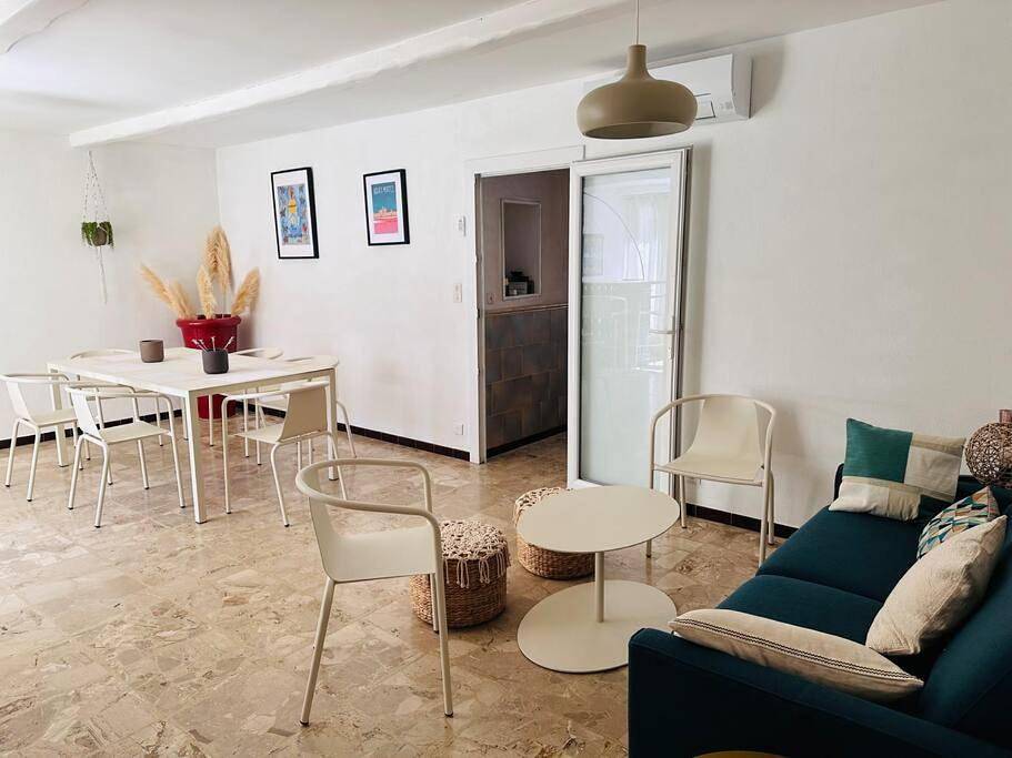 Appartement entier, Two-Bedroom Apartment in Aigues-Mortes, Côte d'Améthyste